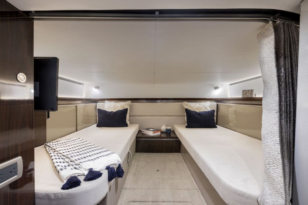 2021-Sundancer-320-Outboard-DAO320-mid-berth-00001.jpg 2021-Sundancer-320-Outboard-DAO320-mid-berth-00001.jpg