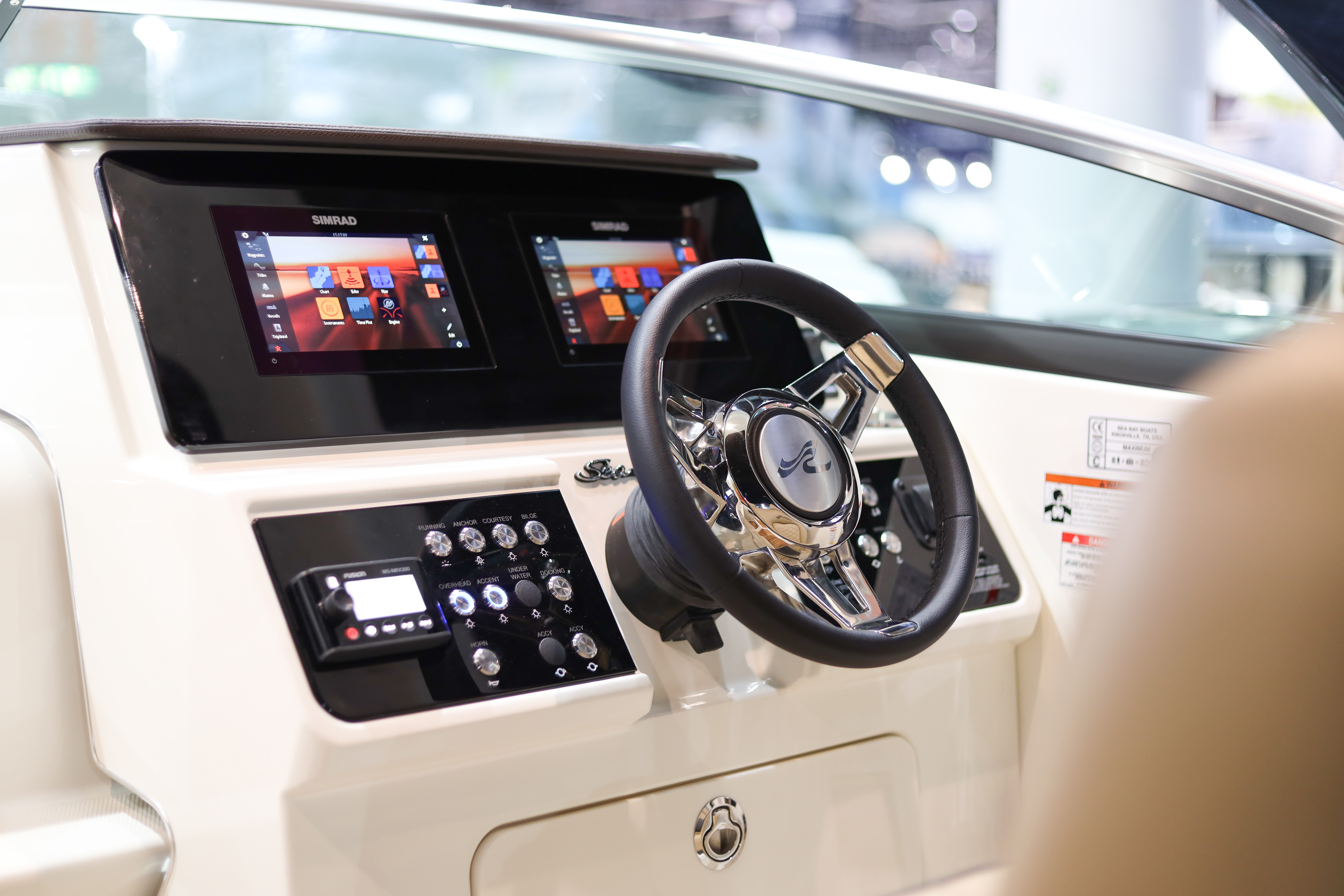 Sea Ray обновил приборную панель на  одном из самых популярных катеров-круизеров Sundancer 265 Sea Ray обновил приборную панель на  одном из самых популярных катеров-круизеров Sundancer 265