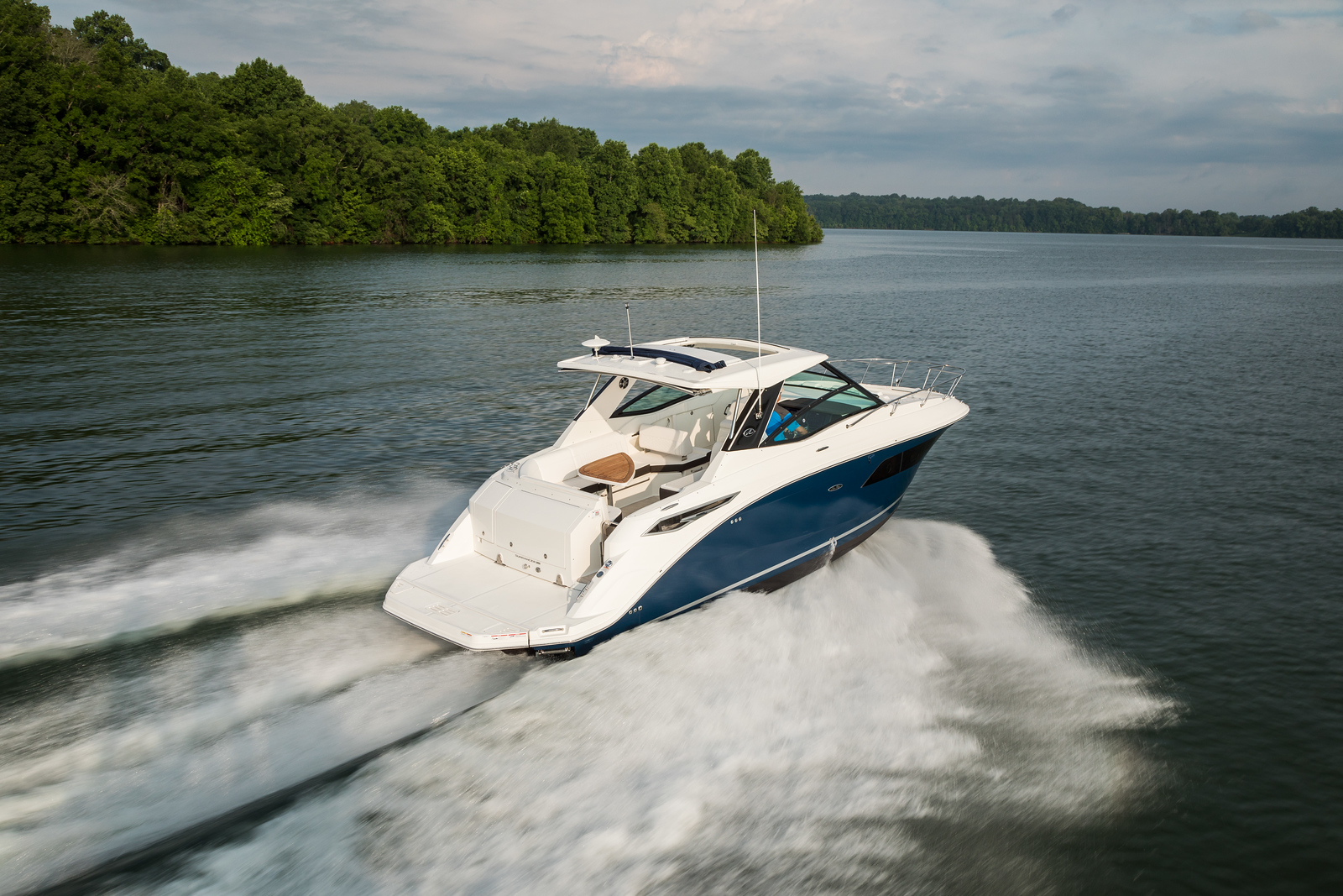 Sea Ray 320 Sundancer - абсолютный лидер среди круизеров