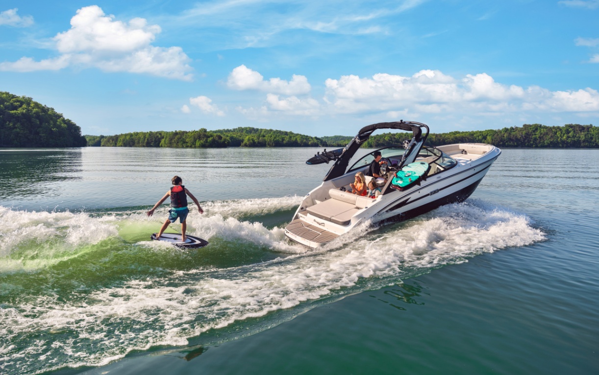Катер Sea Ray 230 SDX Surf: идеальный спутник для спорта и отдыха