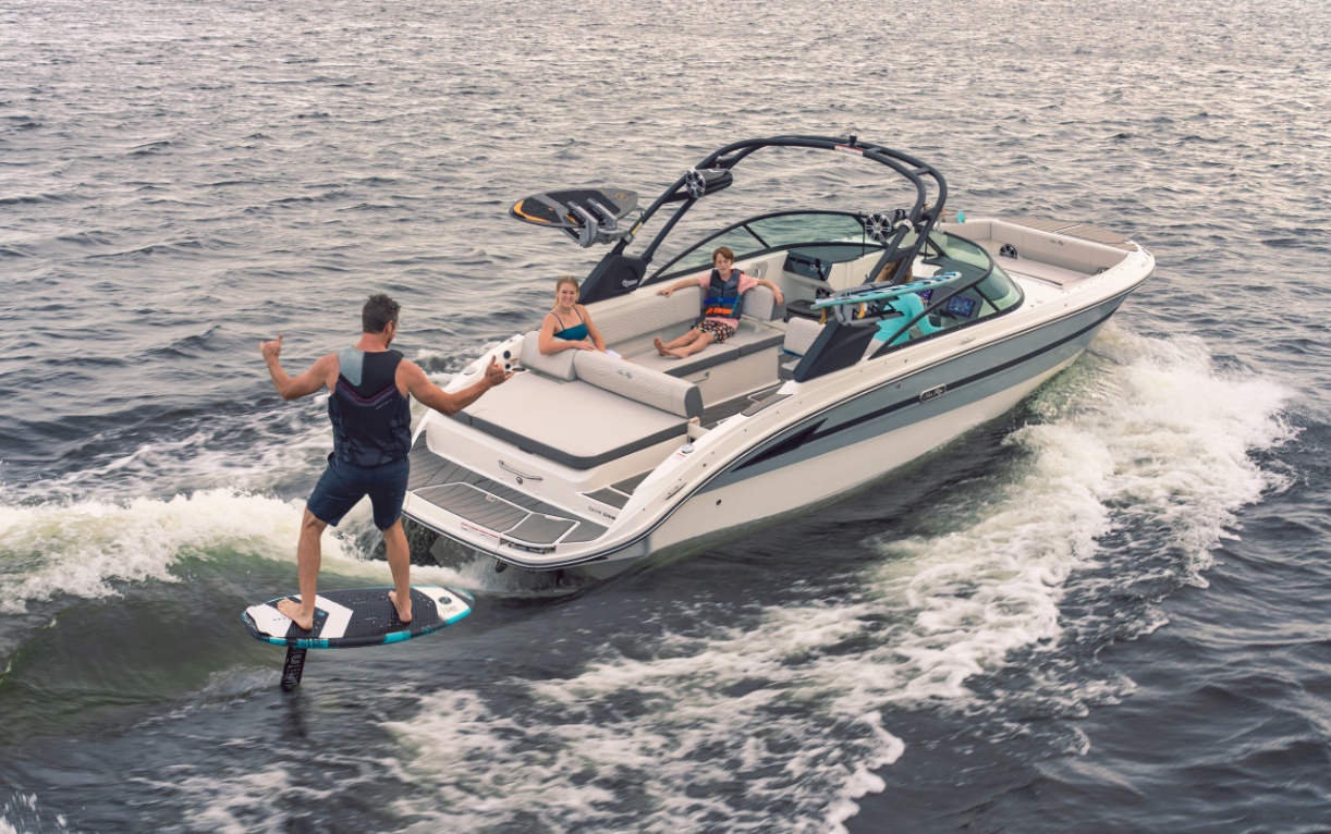 Sea Ray SDX 270 Surf: универсальный катер для компании и спорта