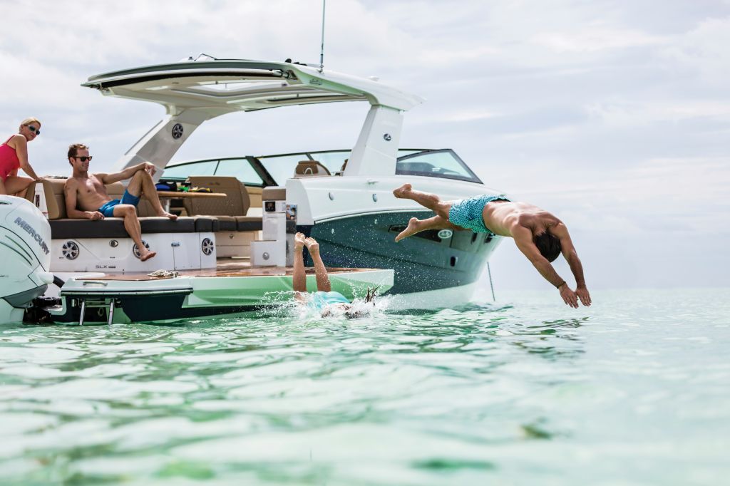 2023-SLX-400-Outboard-SXO400-lifestyle-starboard-stern-three-quarter-friends-jumping-swimming-swim-ladder-terrace-07847.jpg 2023-SLX-400-Outboard-SXO400-lifestyle-starboard-stern-three-quarter-friends-jumping-swimming-swim-ladder-terrace-07847.jpg