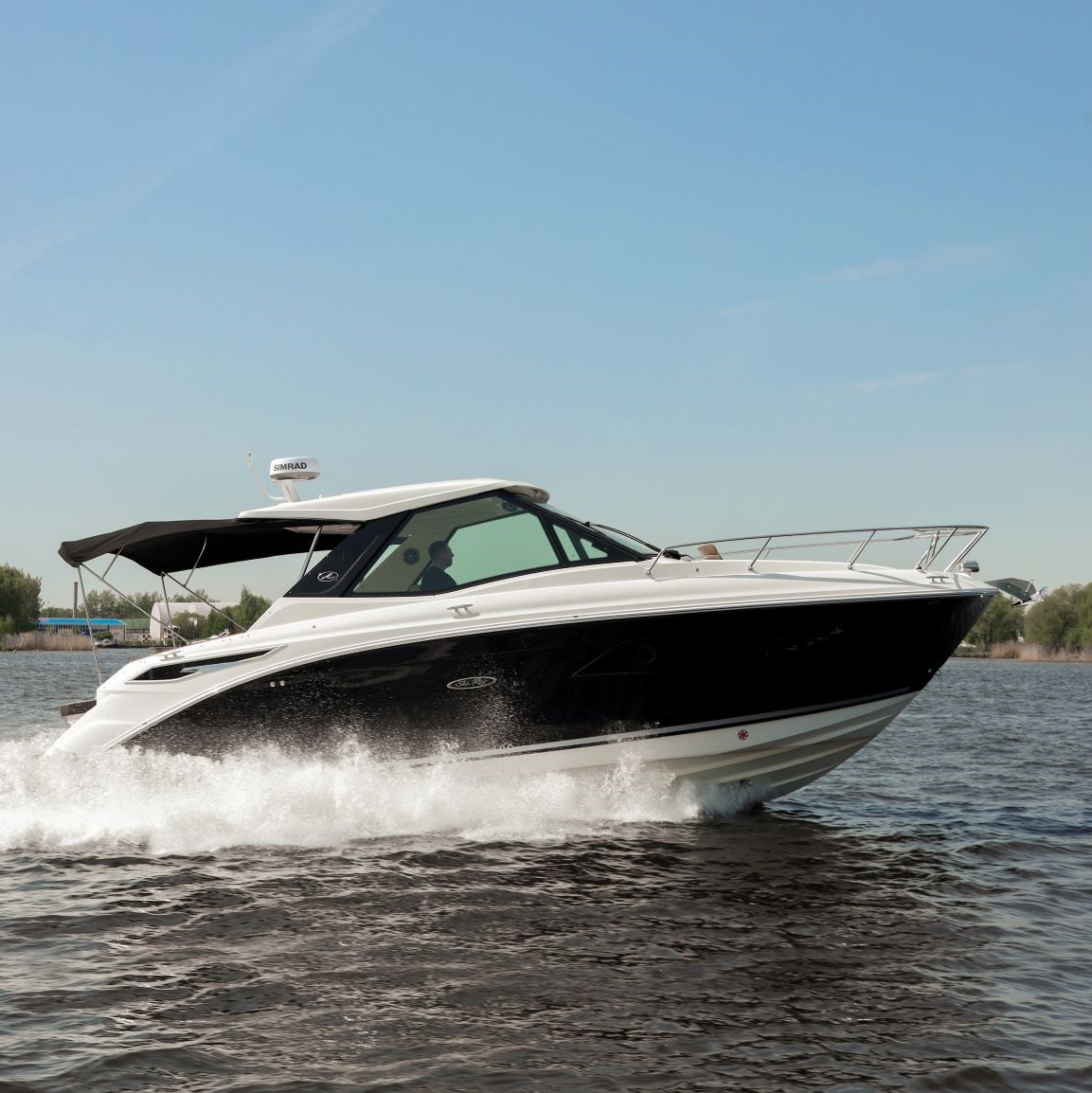 Первый в России катер-круизер Sea Ray Sundancer 320 Coupe