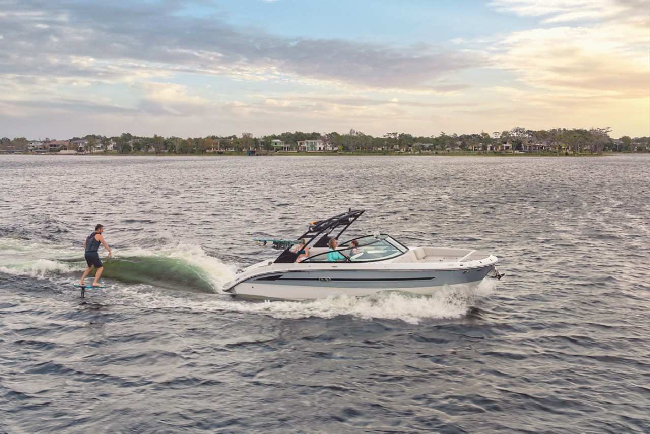 Sea Ray открывает новую главу истории серии SDX ® с новыми моделями SDX® 270 и SDX® 270 SURF