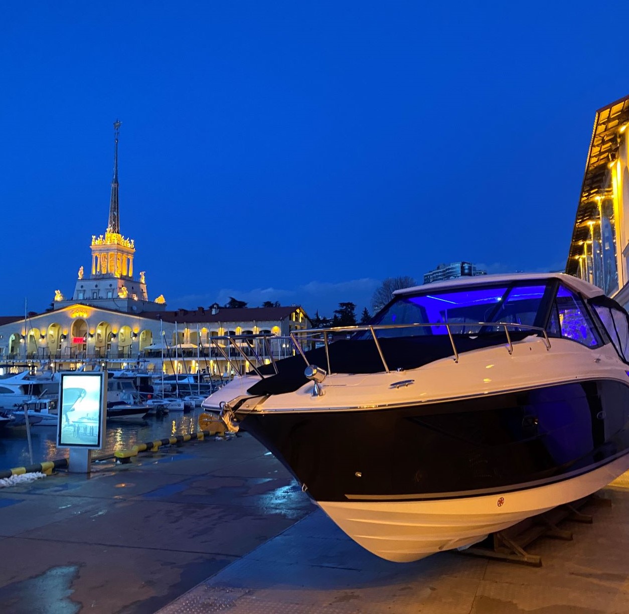 Первый катер Sea Ray Sundancer 320 Coupe в Sochi Grand Marina