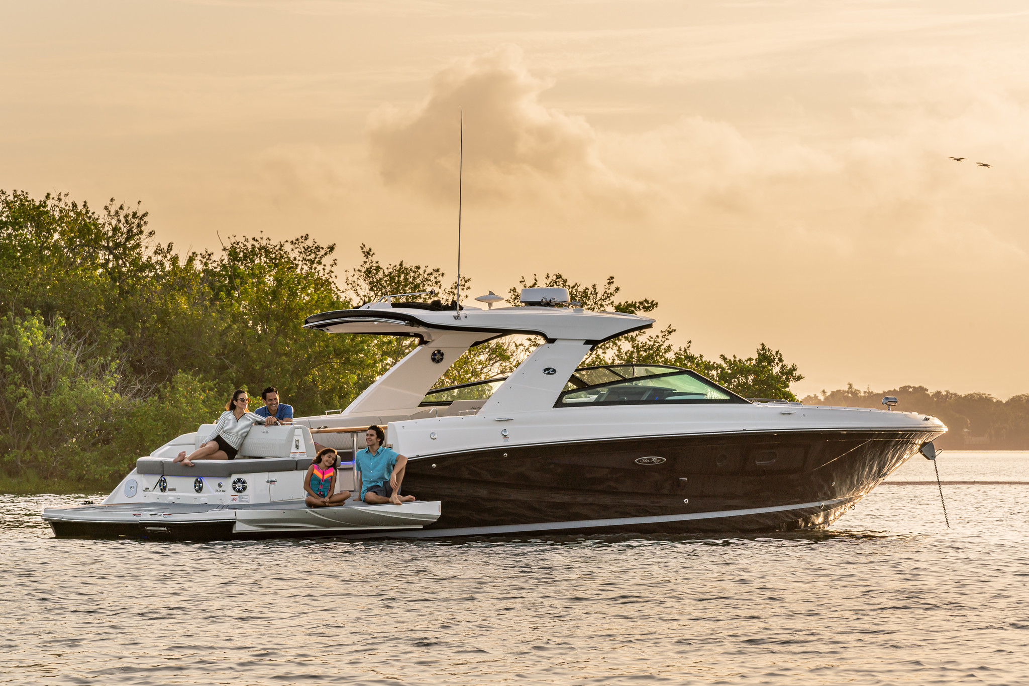 2024-SLX-400-SLX400-lifestyle-starboard-stern-three-quarter-family-swim-terrace-04572-X4.jpg 2024-SLX-400-SLX400-lifestyle-starboard-stern-three-quarter-family-swim-terrace-04572-X4.jpg
