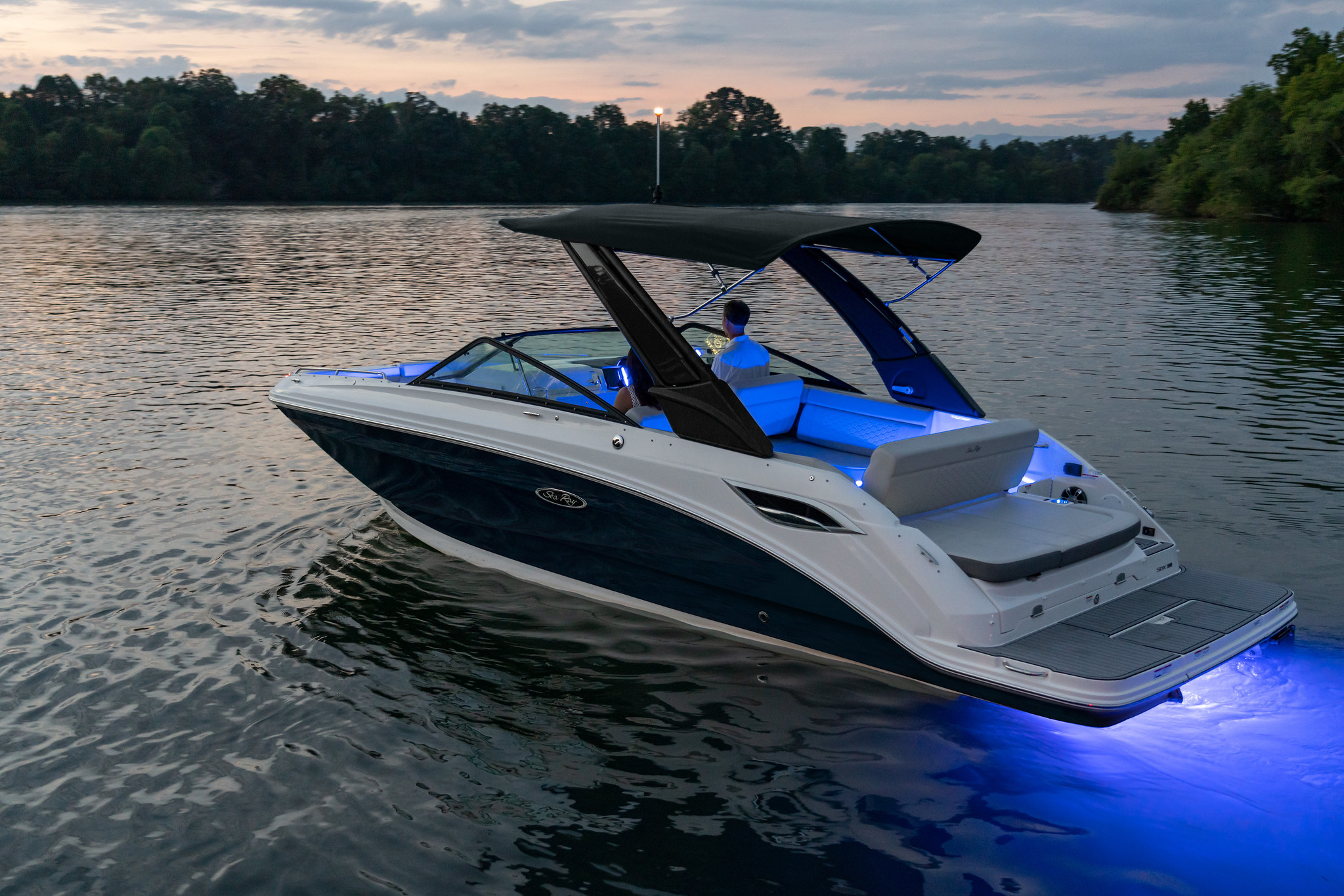 2024-SDX-250-SDX250-lifestyle-port-stern-three-quarter-couple-accent-lighting-twilight-05537-X4.jpg 2024-SDX-250-SDX250-lifestyle-port-stern-three-quarter-couple-accent-lighting-twilight-05537-X4.jpg